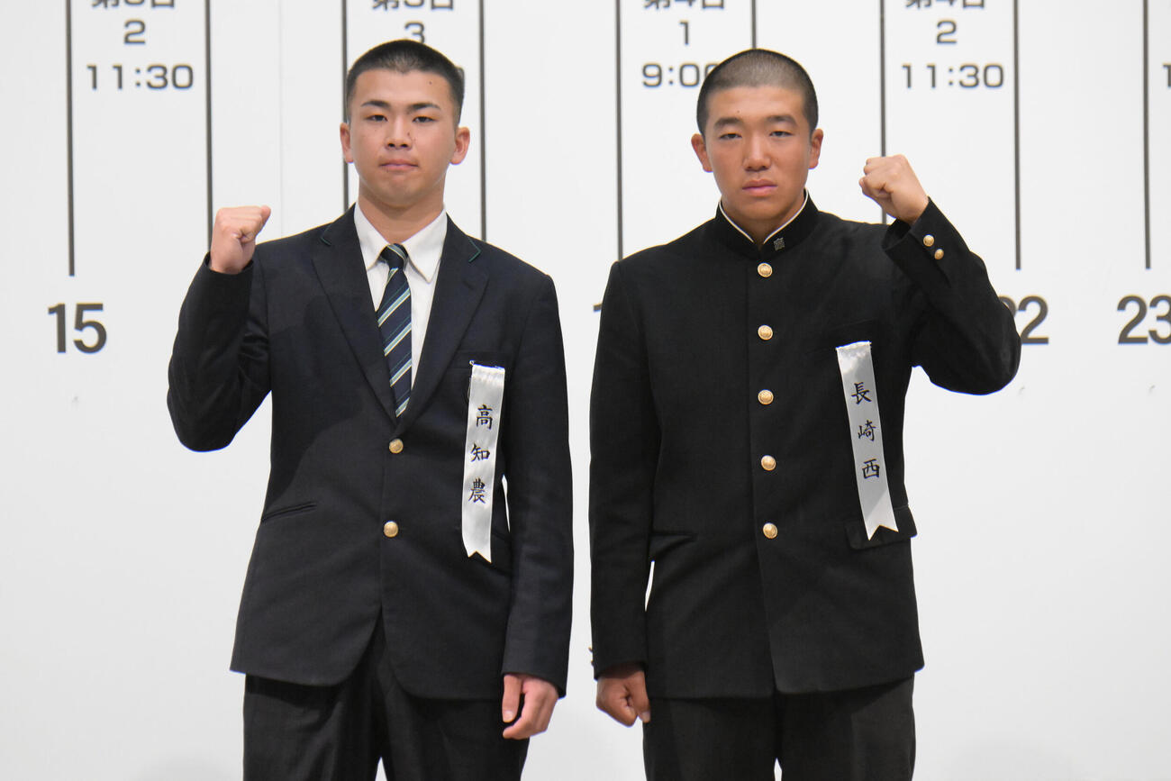 記念撮影をする21世紀枠出場の左から高知農・杉本仁主将、長崎西・桑原直太郎主将（撮影・滝沢美穂子）