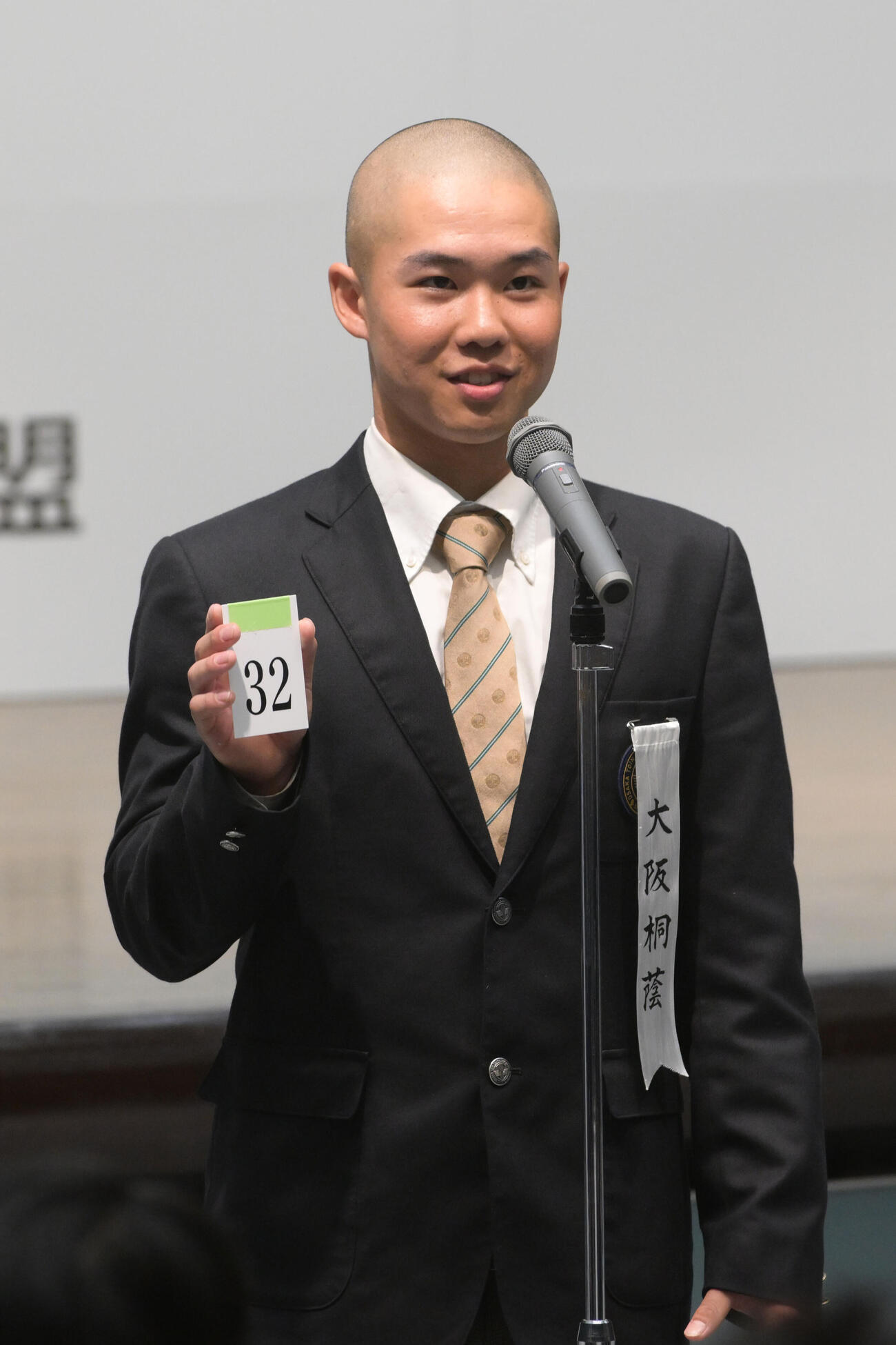 組み合わせの抽選を引く大阪桐蔭の黒川虎雅主将（撮影・滝沢美穂子）