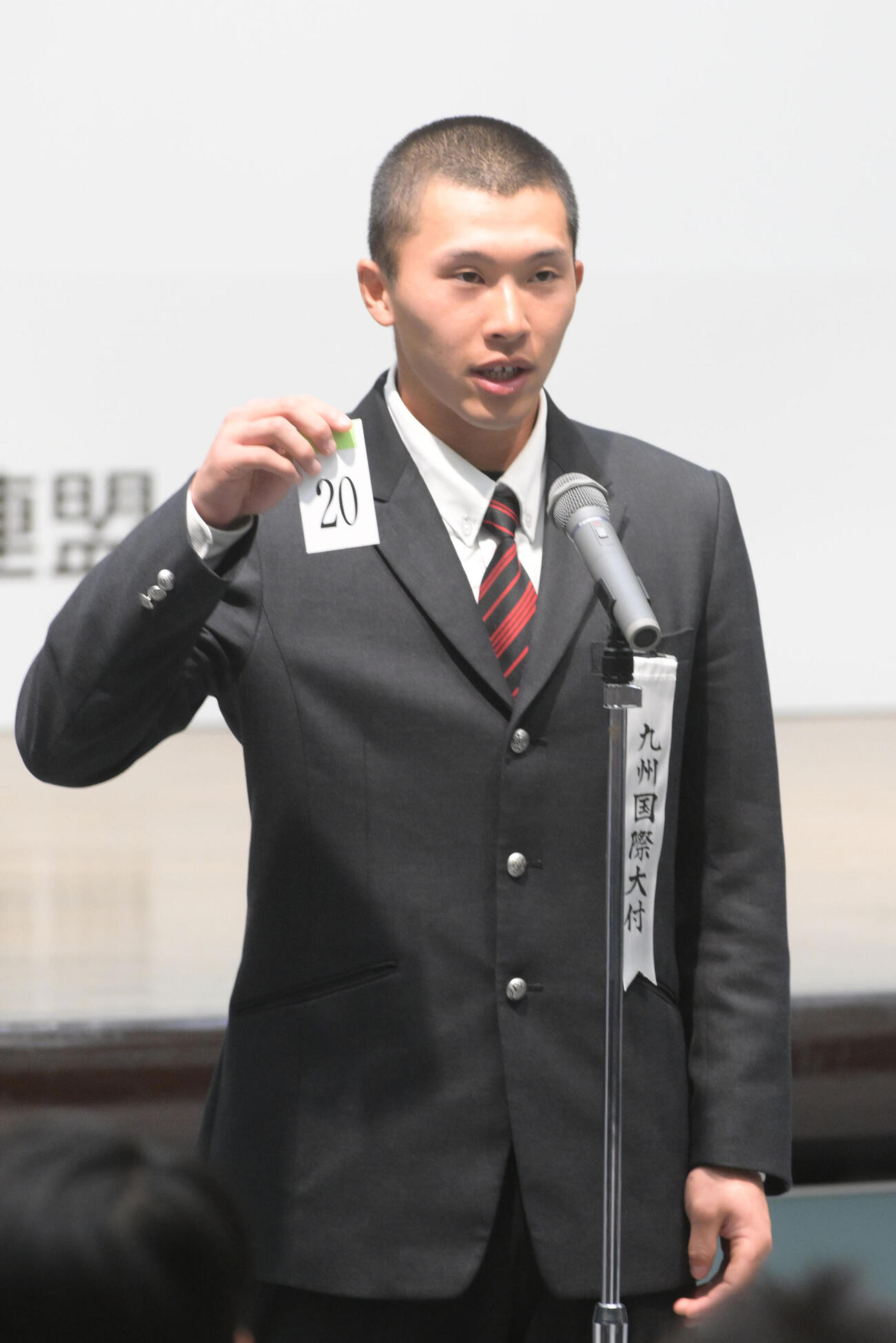組み合わせの抽選を引く九州国際大付の城野慶太主将（撮影・滝沢美穂子）