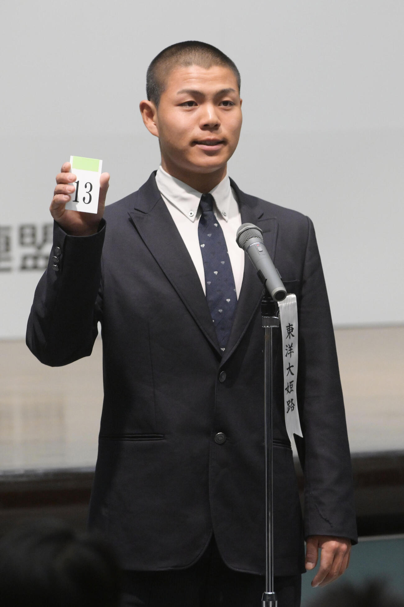 組み合わせの抽選を引く東洋大姫路の松本太翔主将（撮影・滝沢美穂子）