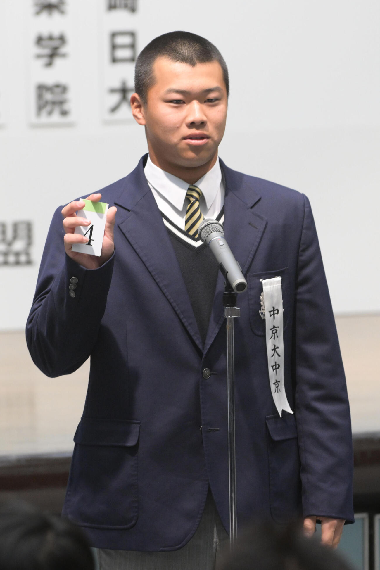 組み合わせの抽選を引く中京大中京の荻田翔惺主将（撮影・滝沢美穂子）