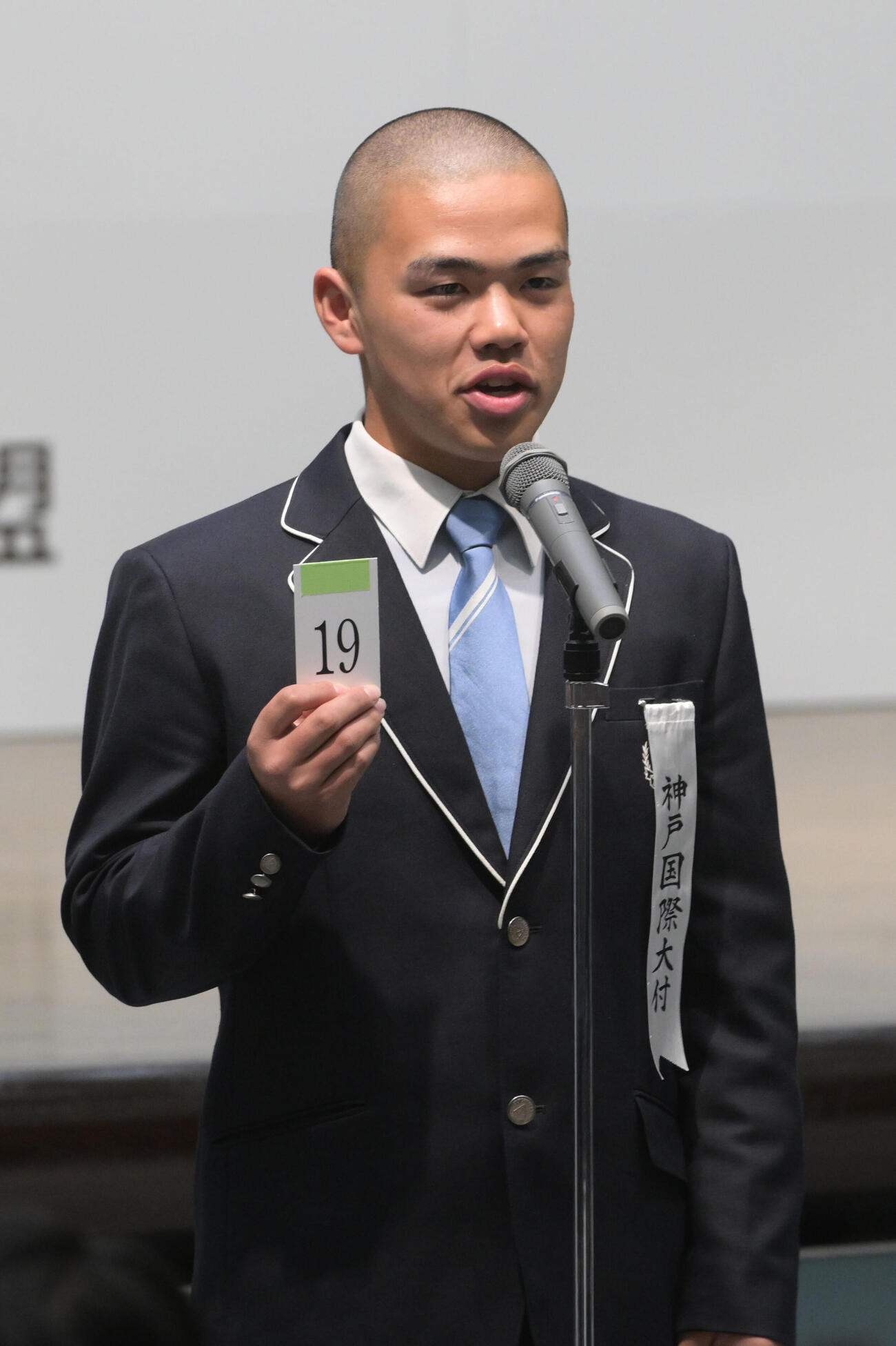 組み合わせの抽選を引く神戸国際大付の井本康太主将（撮影・滝沢美穂子）