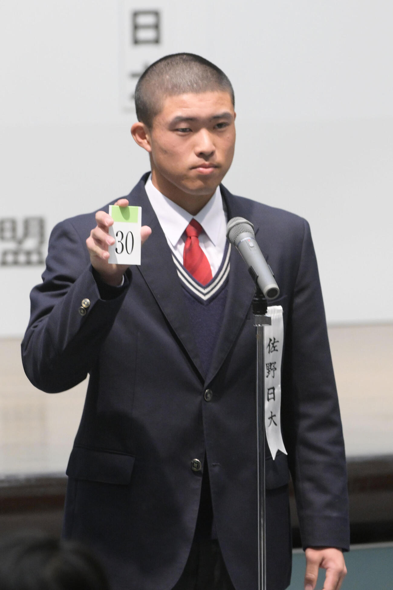 組み合わせの抽選を引く佐野日大の中村盛汰主将（撮影・滝沢美穂子）