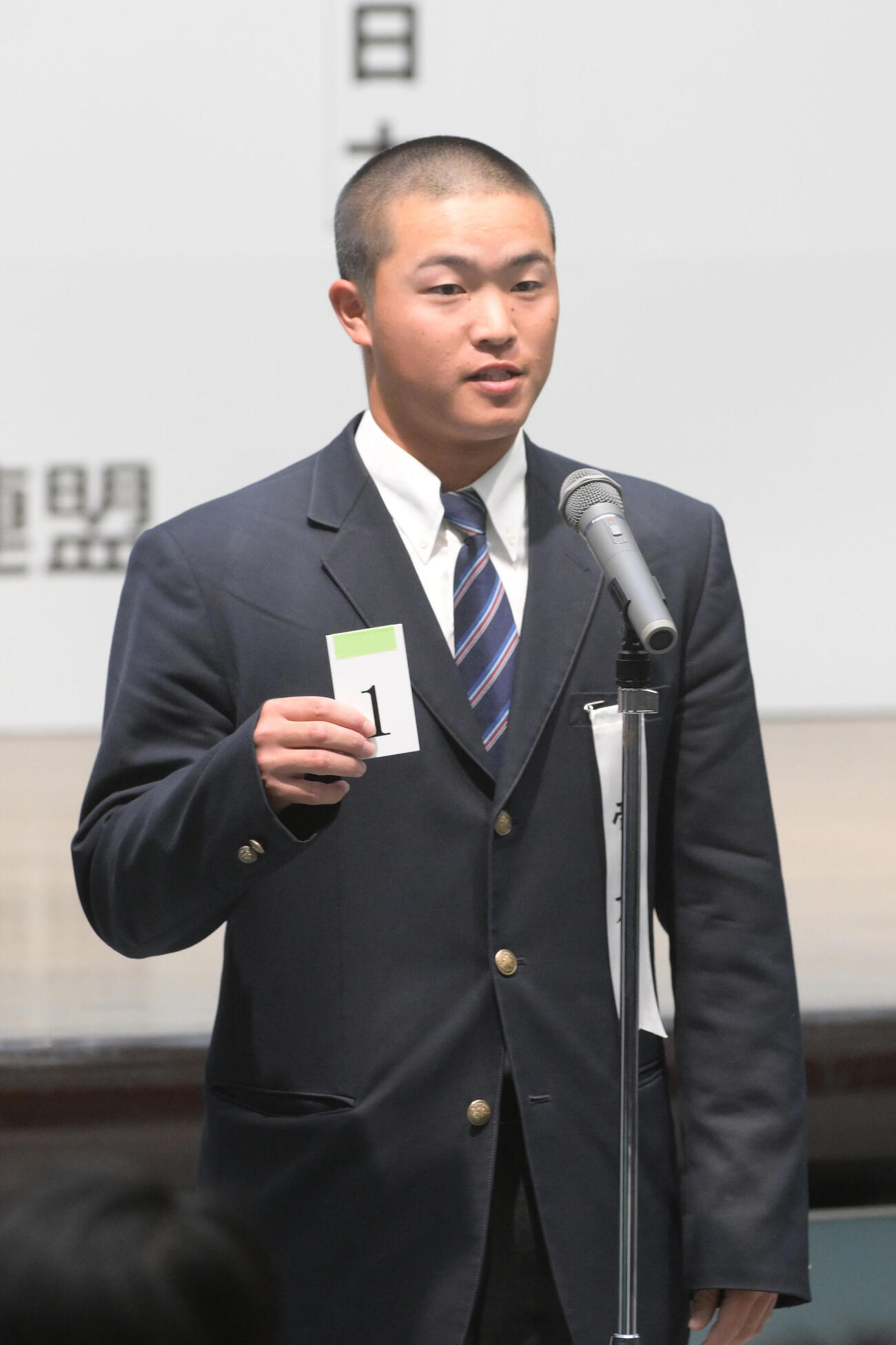 組み合わせの抽選を引く帝京の池田大和主将（撮影・滝沢美穂子）