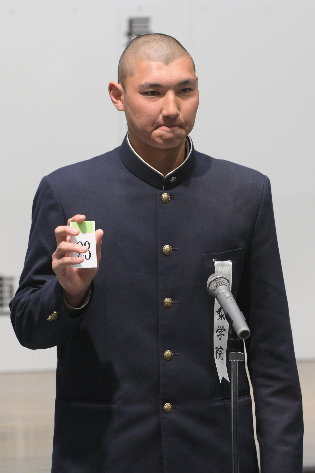 組み合わせの抽選を引く山梨学院の菰田陽生将（撮影・滝沢美穂子）