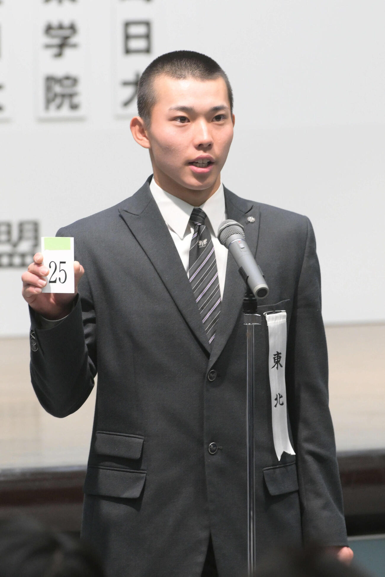 組み合わせの抽選を引く東北の松本叶大主将（撮影・滝沢美穂子）