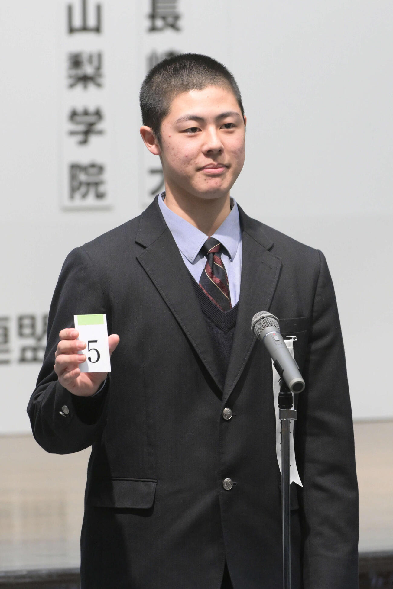 組み合わせの抽選を引く八戸学院光星の北口晃大主将（撮影・滝沢美穂子）