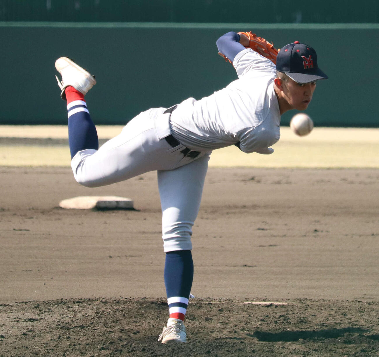 帝京三対横浜　3番手で登板し、3回を無安打無失点に抑えた横浜の織田（撮影・保坂淑子）
