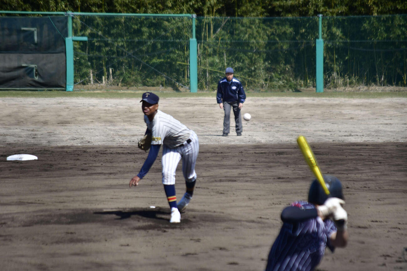 今年初の練習試合に先発した帝京・仁礼パスカルジュニア投手（撮影・平山連）