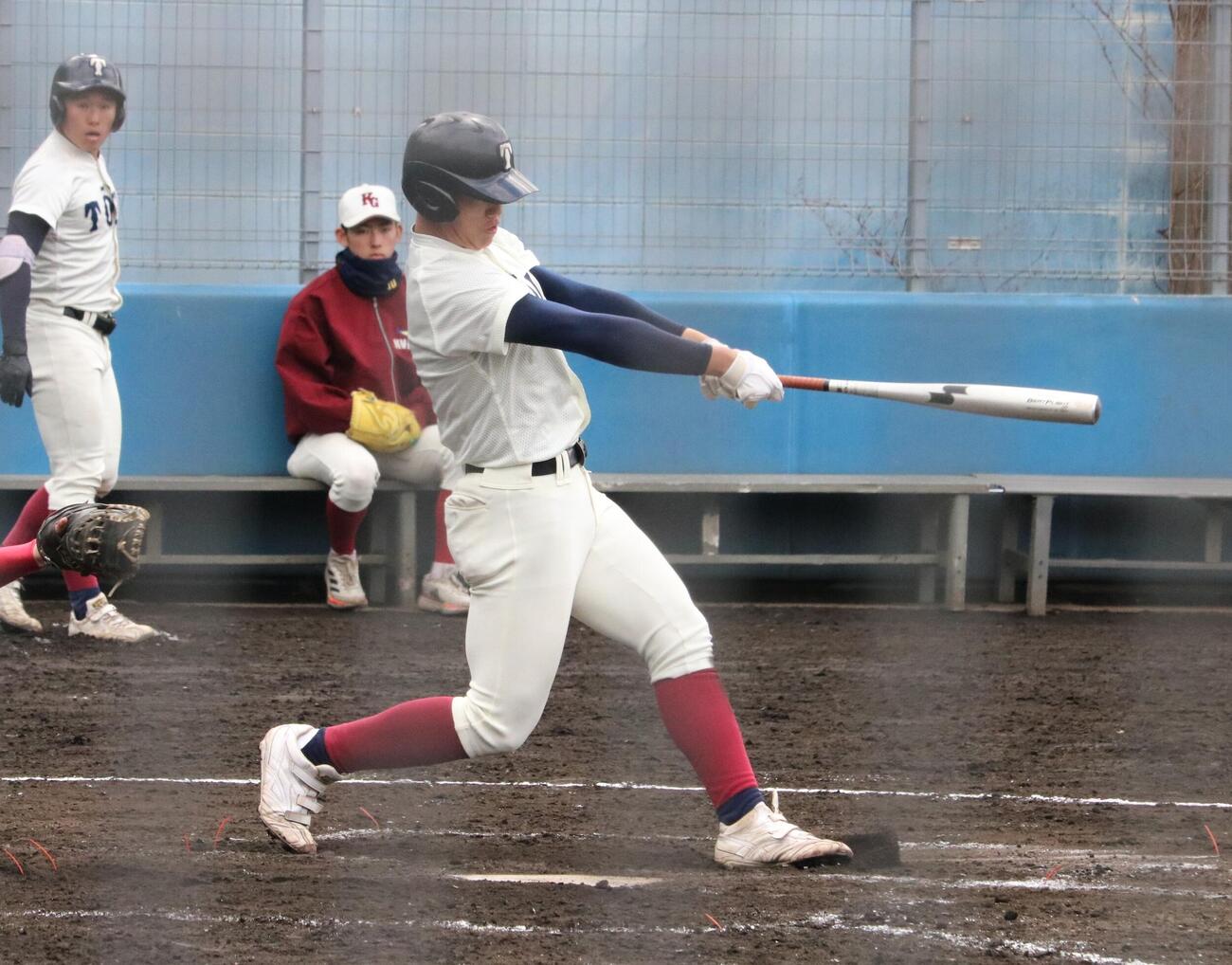 関西学院対大阪桐蔭　大阪桐蔭の中村が2点適時二塁打を放つ（撮影・林亮佑）