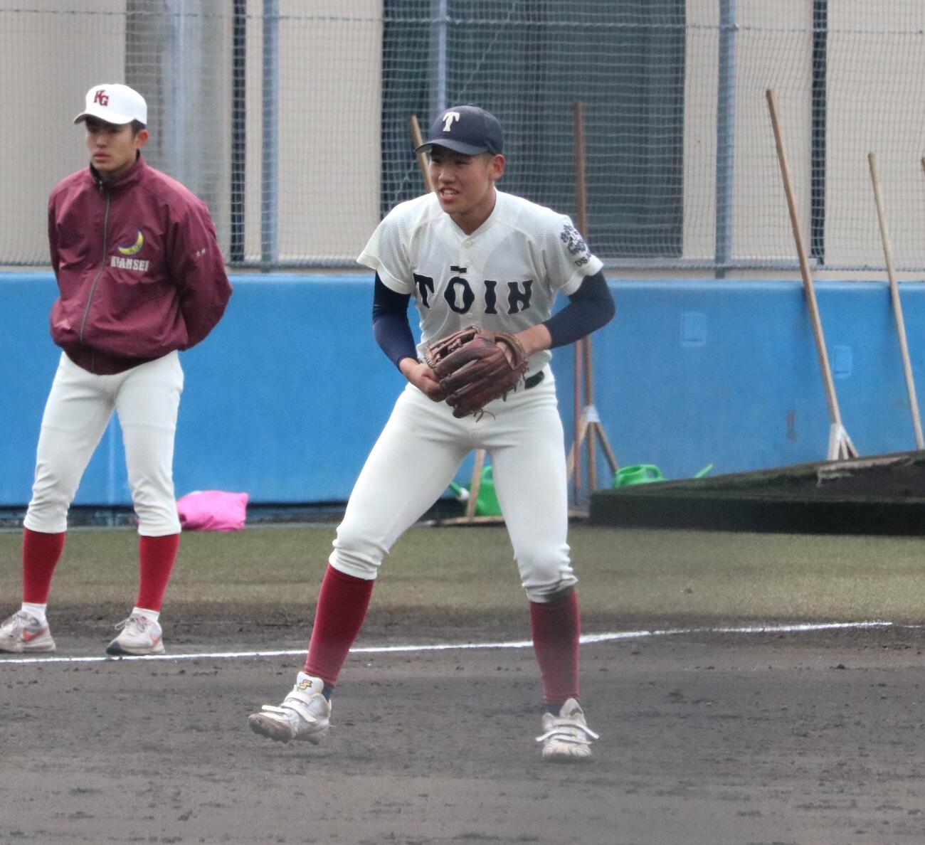 関西学院対大阪桐蔭　大阪桐蔭の中村が声を出しながら三塁守備に就く（撮影・林亮佑）