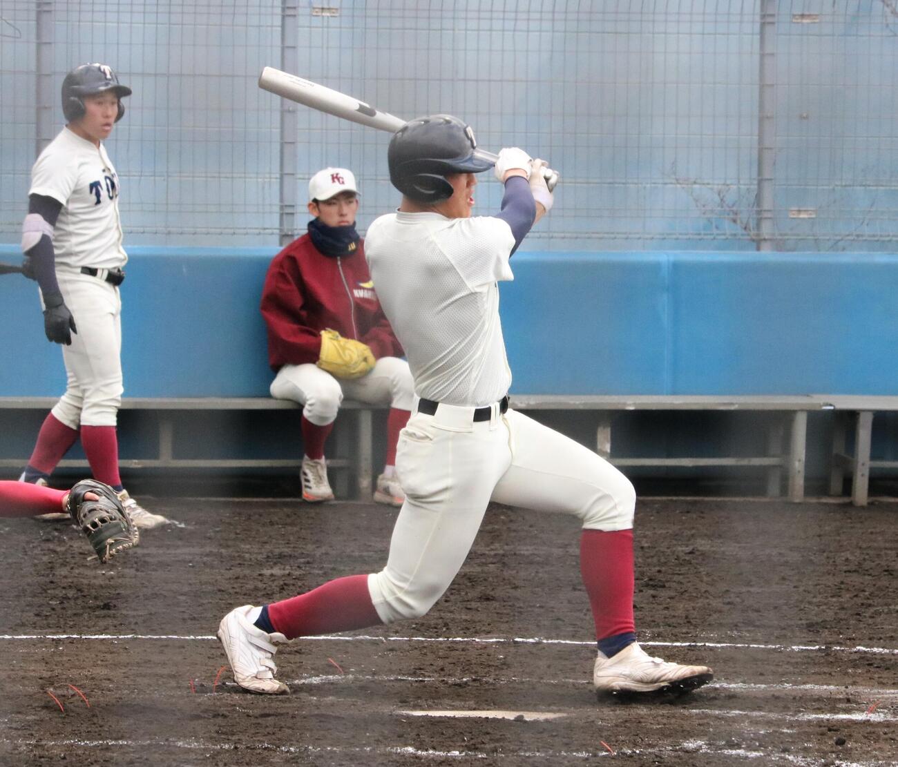 関西学院対大阪桐蔭　大阪桐蔭の中村が2点適時二塁打を放つ（撮影・林亮佑）