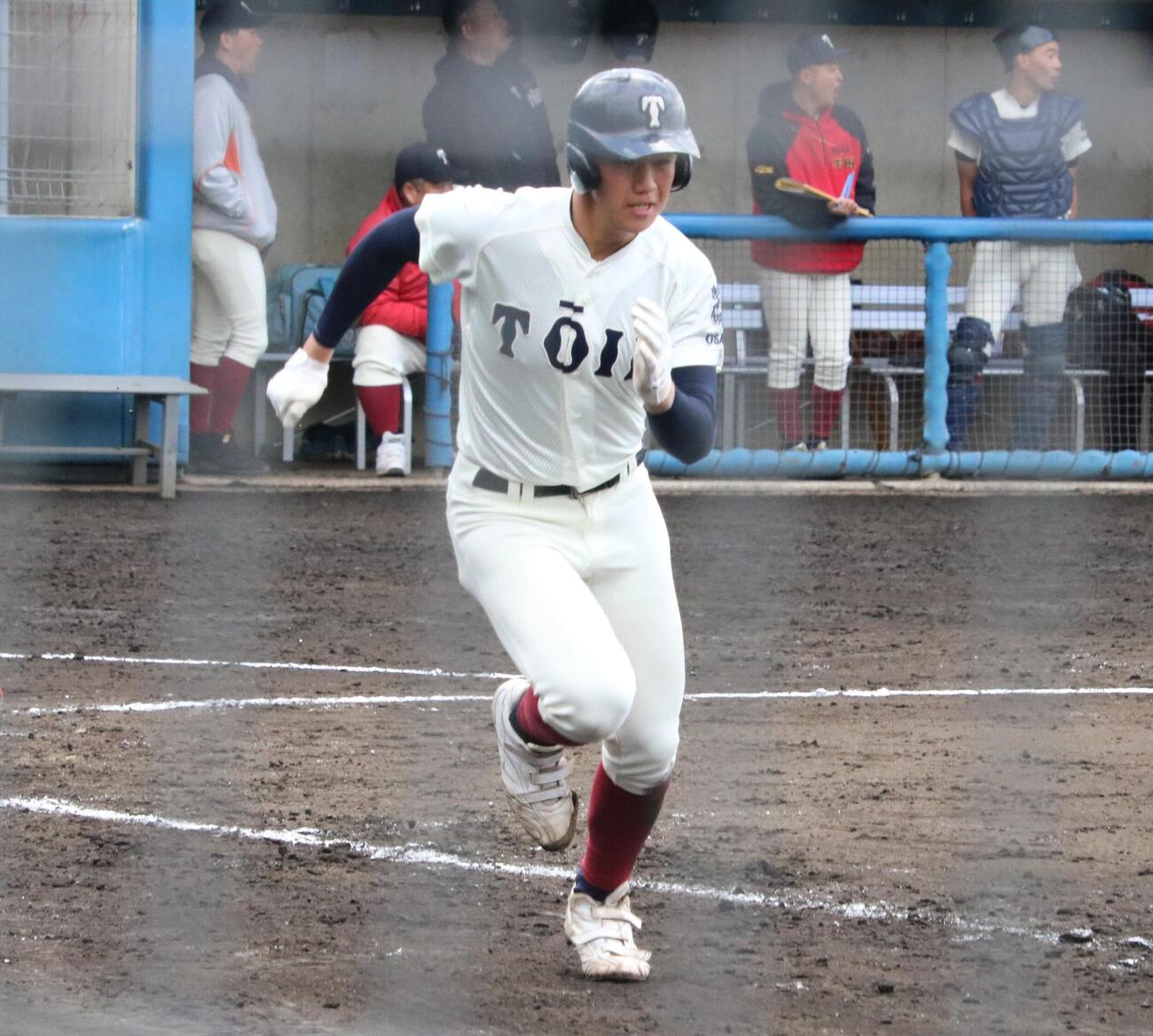 関西学院対大阪桐蔭　大阪桐蔭の中村が2点適時二塁打を放って走り出す（撮影・林亮佑）