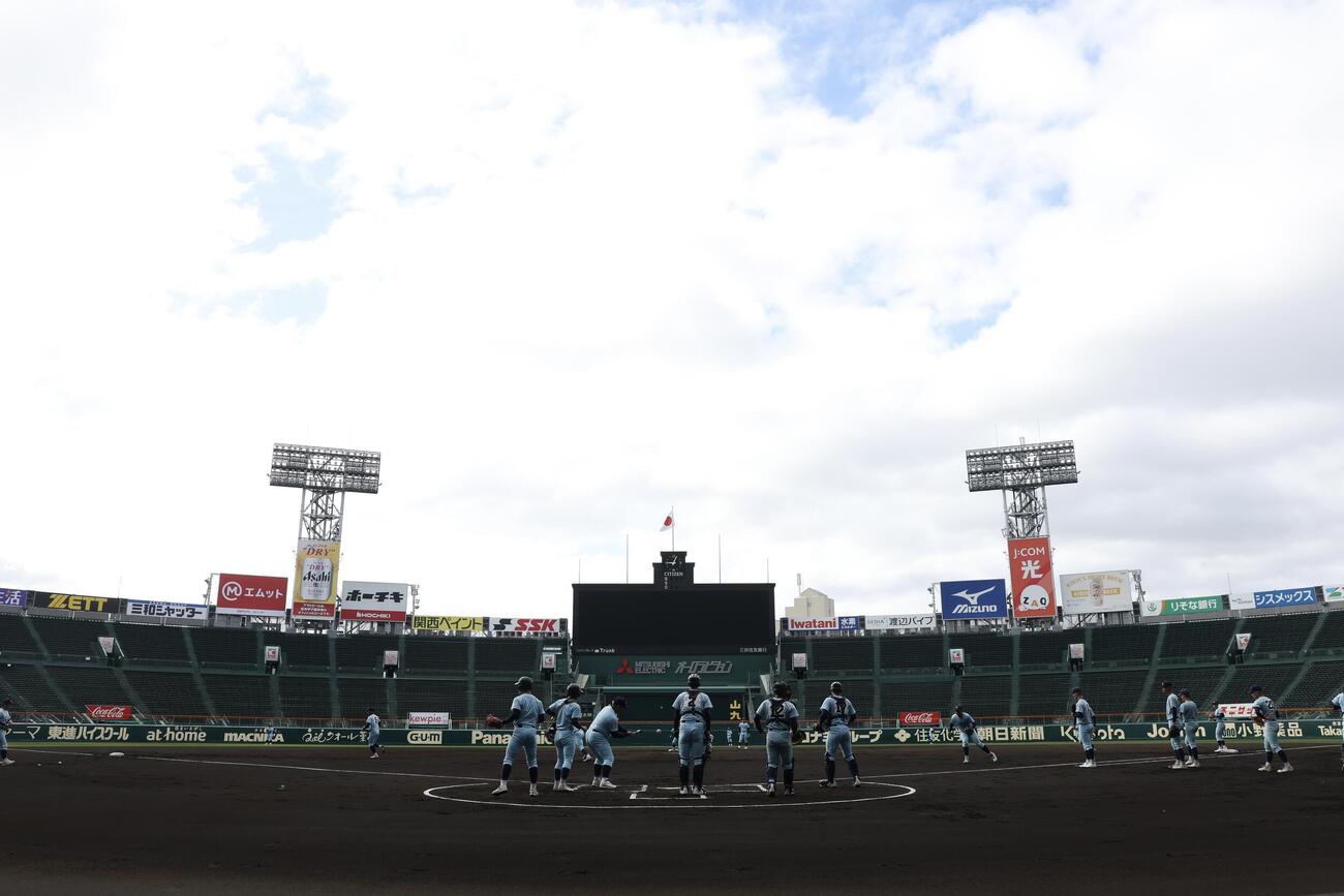 甲子園球場で練習を行う近江の選手たち（撮影・前田充）
