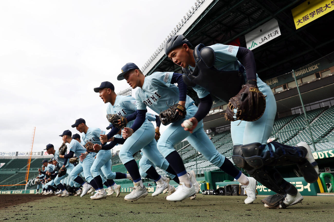甲子園球場での練習でグラウンドに駆け出す近江の選手たち（撮影・前田充）