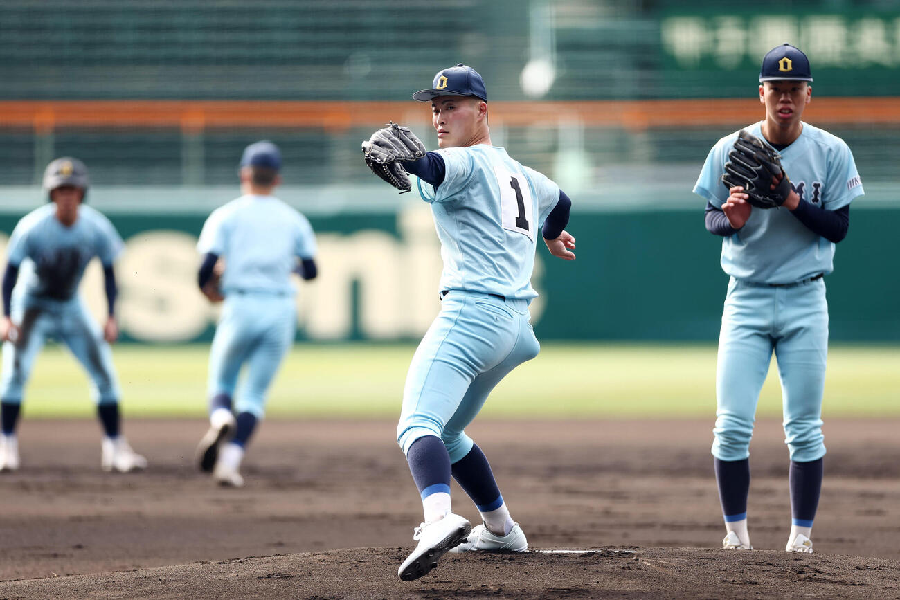 甲子園球場で練習を行う上田（右から2人目）ら近江の選手たち（撮影・前田充）