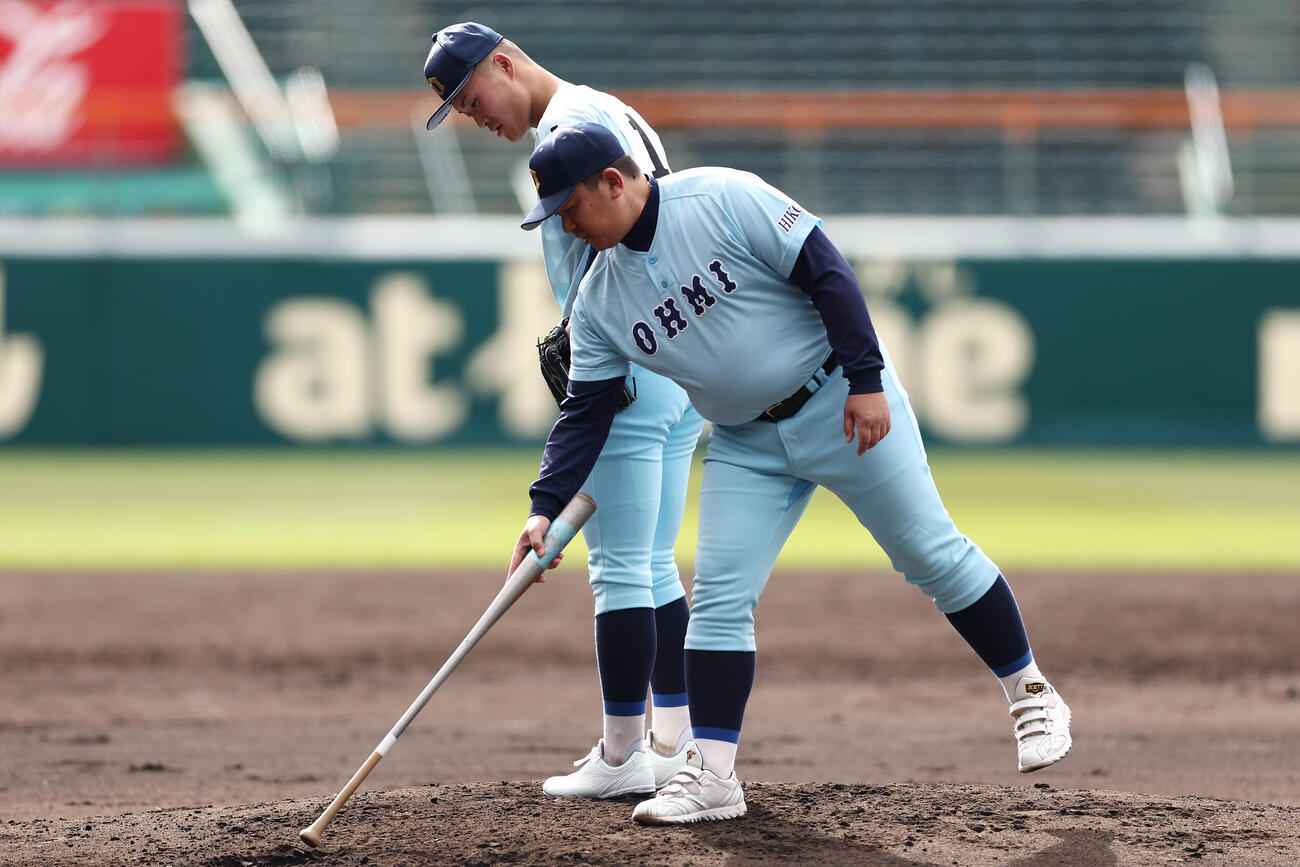 甲子園球場での練習で近江・小森監督（右）から指導を受ける上田（撮影・前田充）