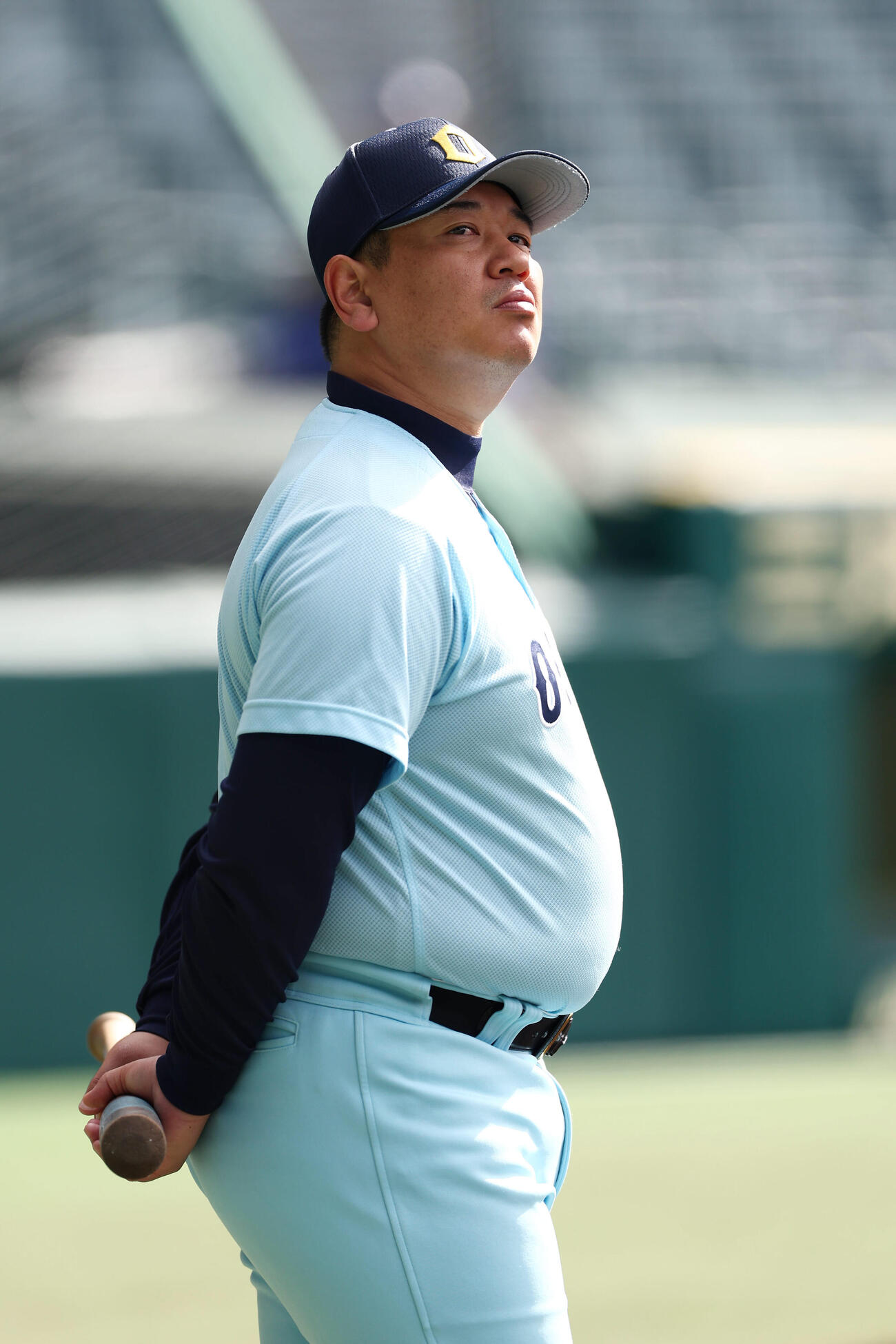 甲子園球場での練習を見守る近江・小森監督（撮影・前田充）