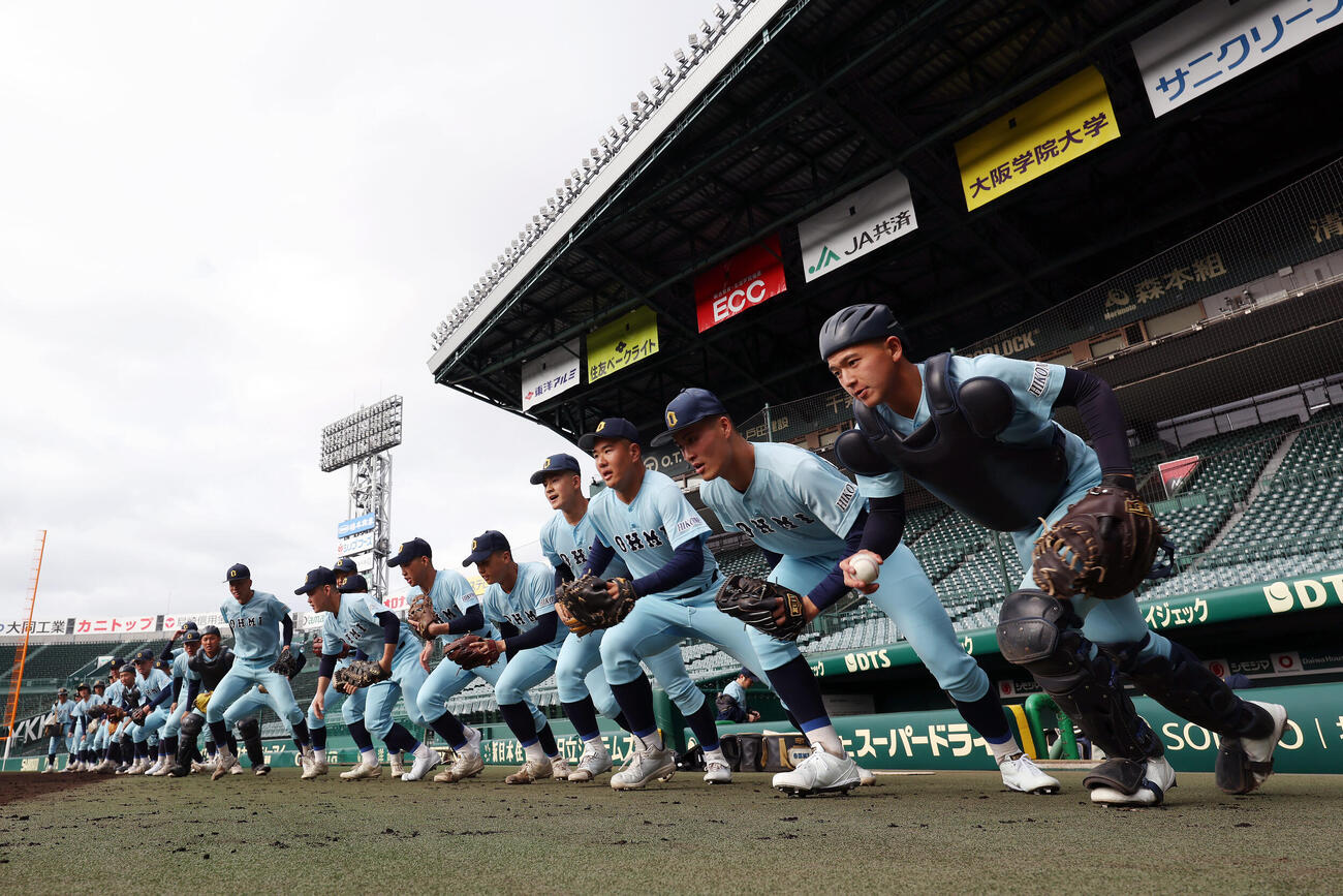 甲子園球場での練習でグラウンドに駆け出す近江の選手たち（撮影・前田充）