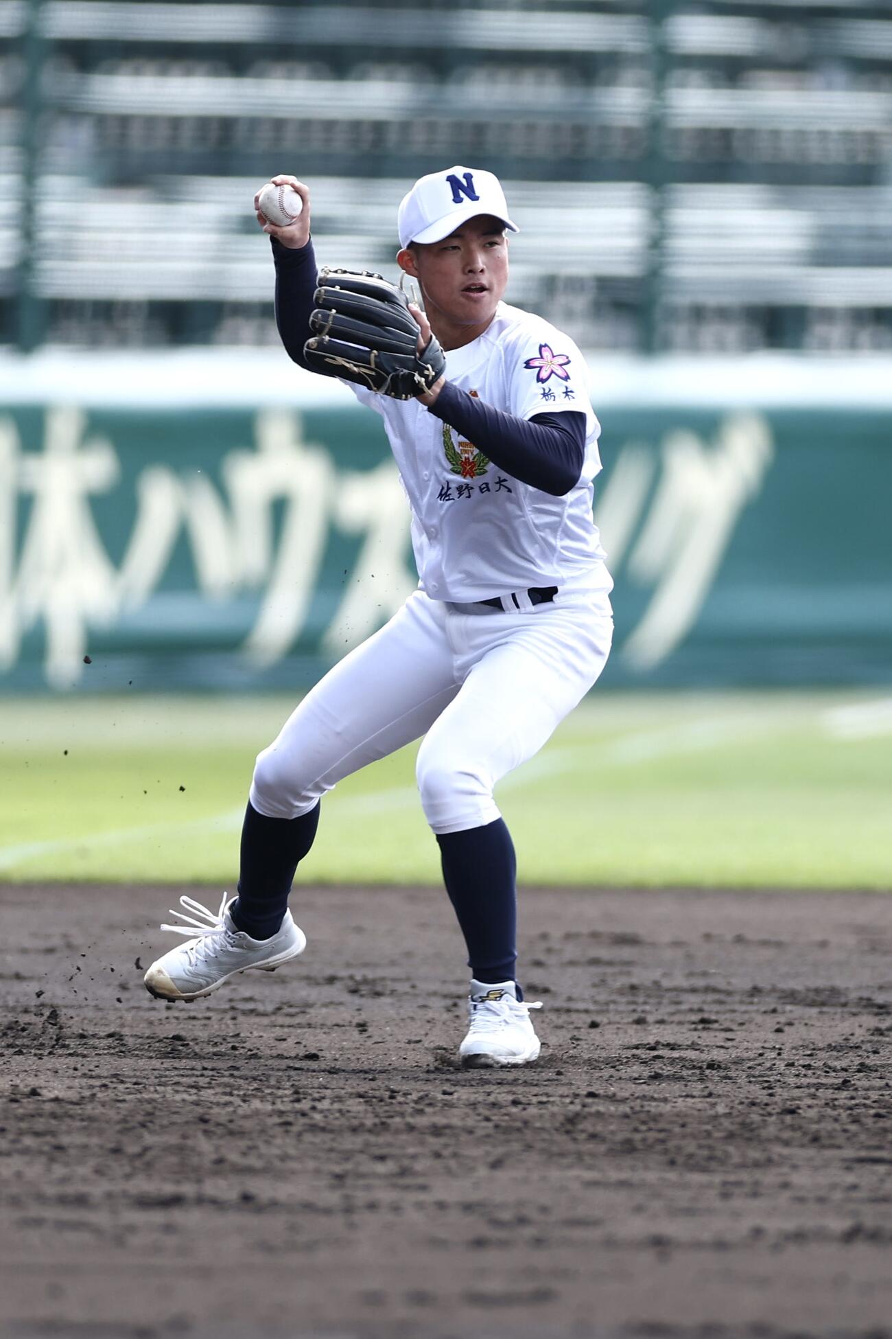 甲子園練習でノックを受ける佐野日大・中村主将（撮影・前田充）