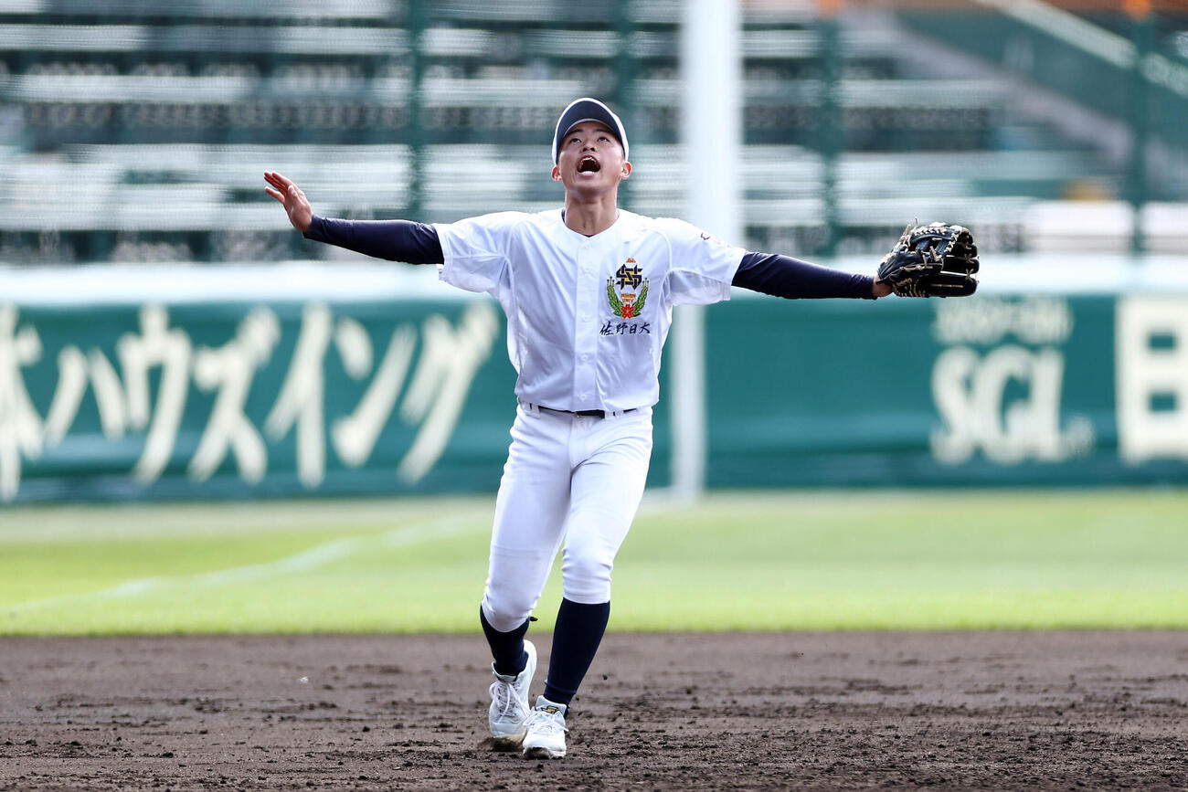 甲子園練習でノックを受ける佐野日大・中村主将（撮影・前田充）