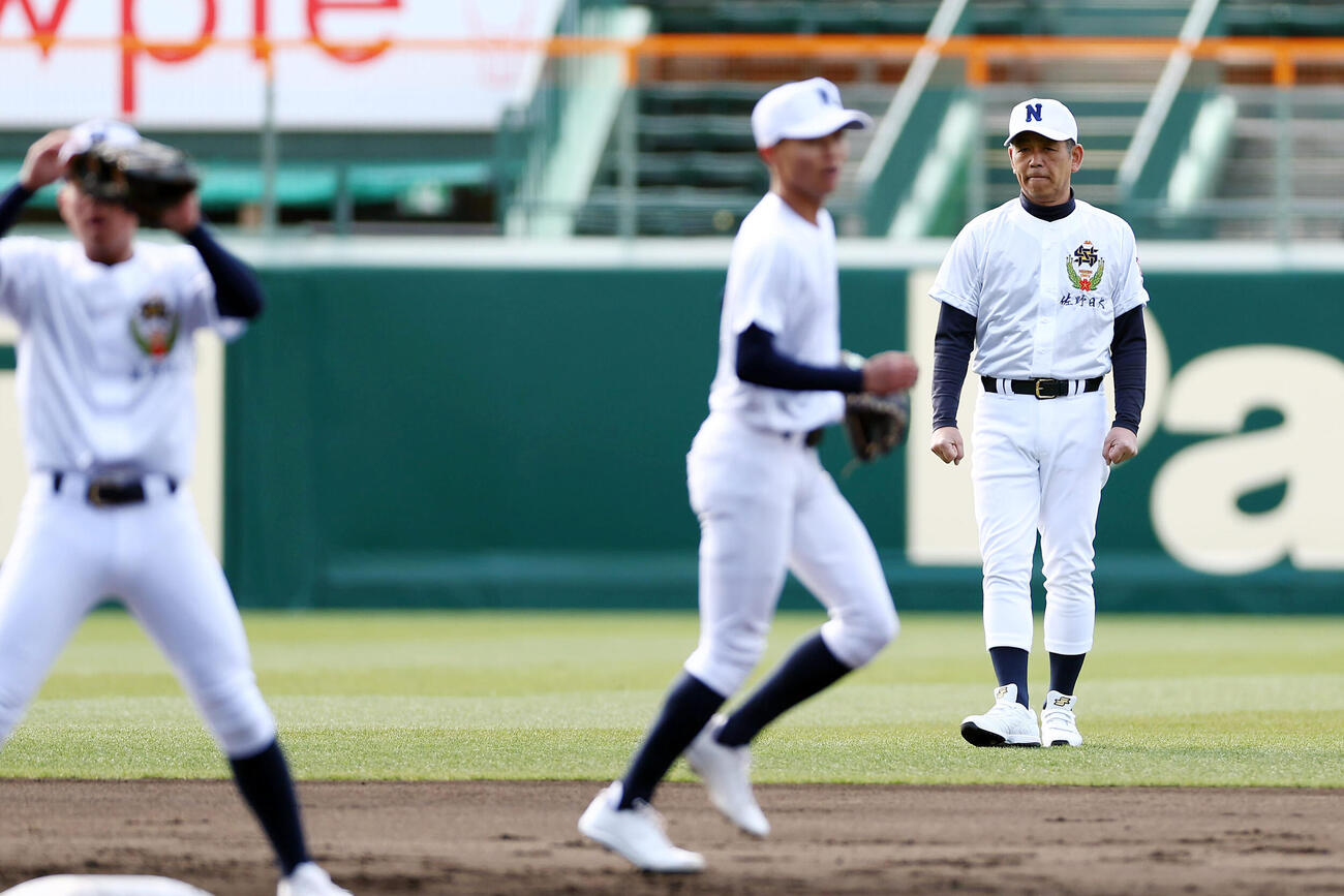 甲子園球場での練習を見守る佐野日大・麦倉監督（右）（撮影・前田充）