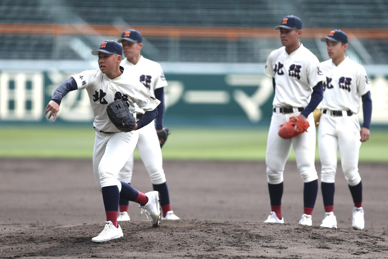 甲子園球場で練習を行う北照の選手たち（撮影・前田充）