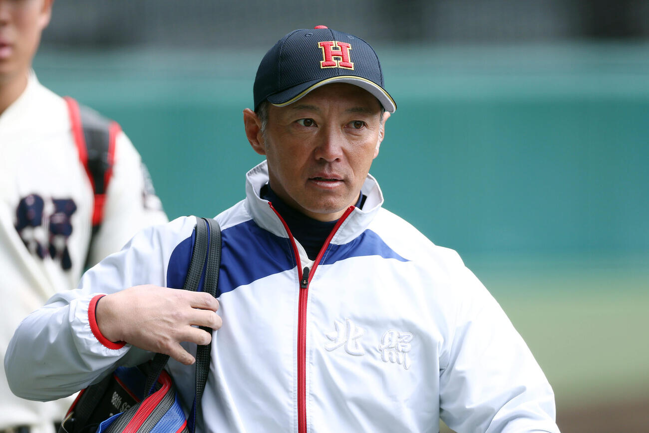 甲子園球場での練習に臨む北照・上林監督（撮影・前田充）