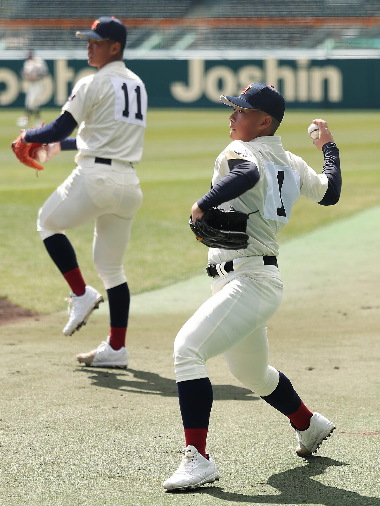 甲子園球場での練習でキャッチボールする北照・島田（右）と中谷（撮影・前田充）