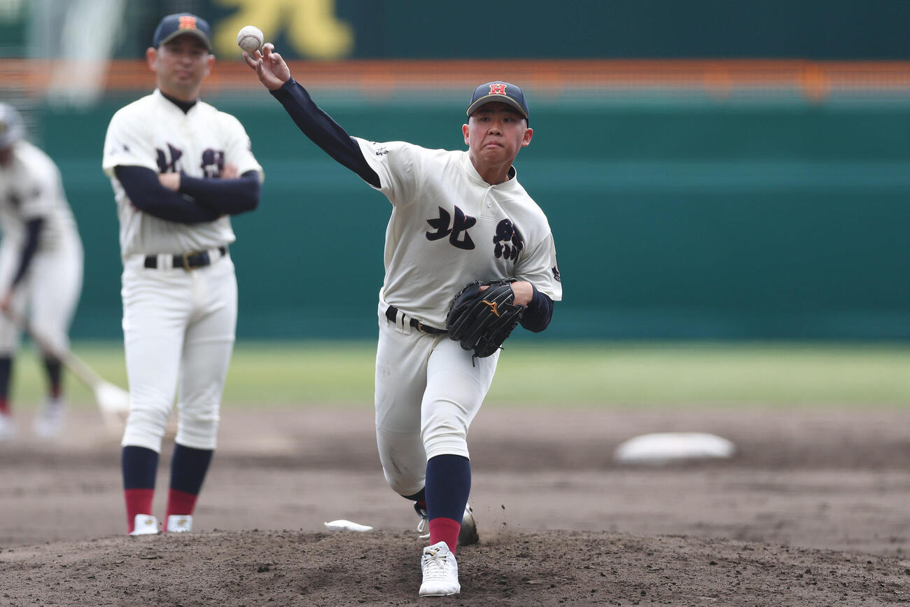 甲子園球場で投球練習する北照・島田（撮影・前田充）