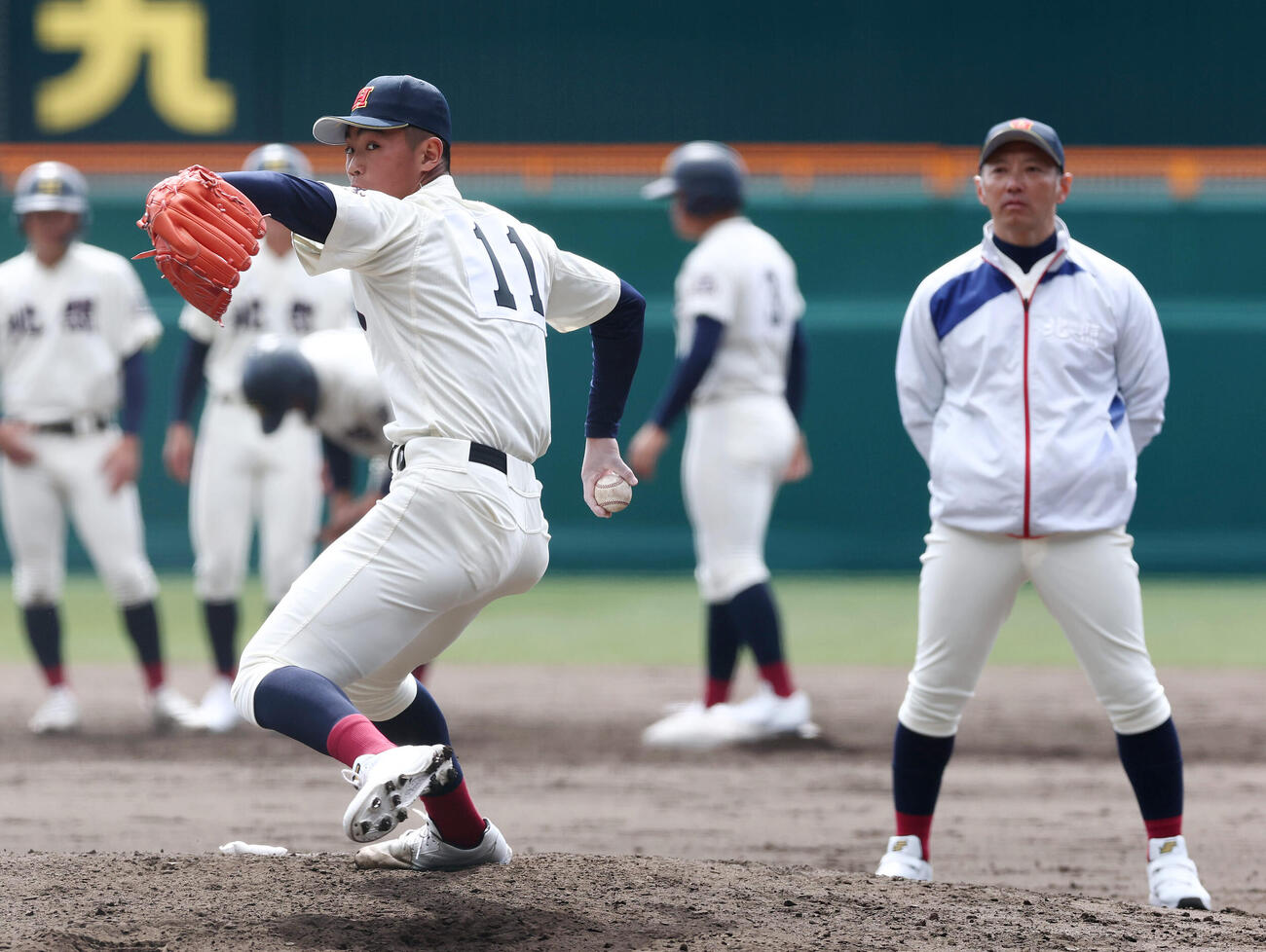 甲子園球場で投球練習する中谷。右は見守る上林監督（撮影・前田充）