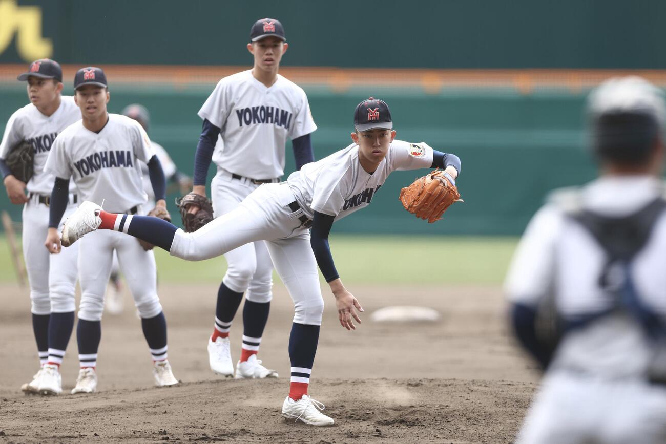 甲子園球場で練習を行う織田（手前）ら横浜の選手たち（撮影・前田充）