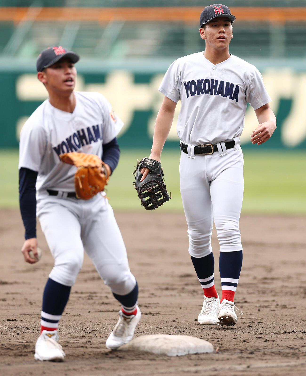 甲子園球場での練習でノックを受ける横浜・小野主将（右）と古畑（撮影・前田充）