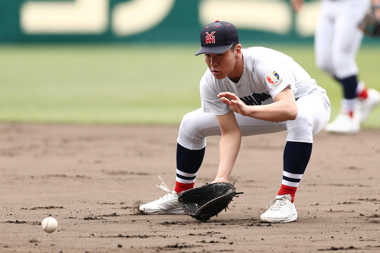 甲子園球場での練習でノックを受ける横浜・小野主将（撮影・前田充）