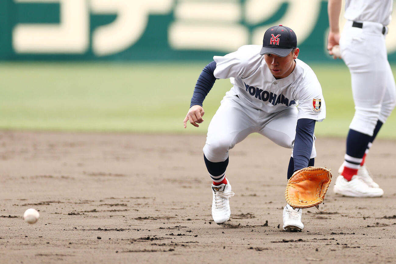 甲子園球場での練習でノックを受ける横浜・古畑（撮影・前田充）