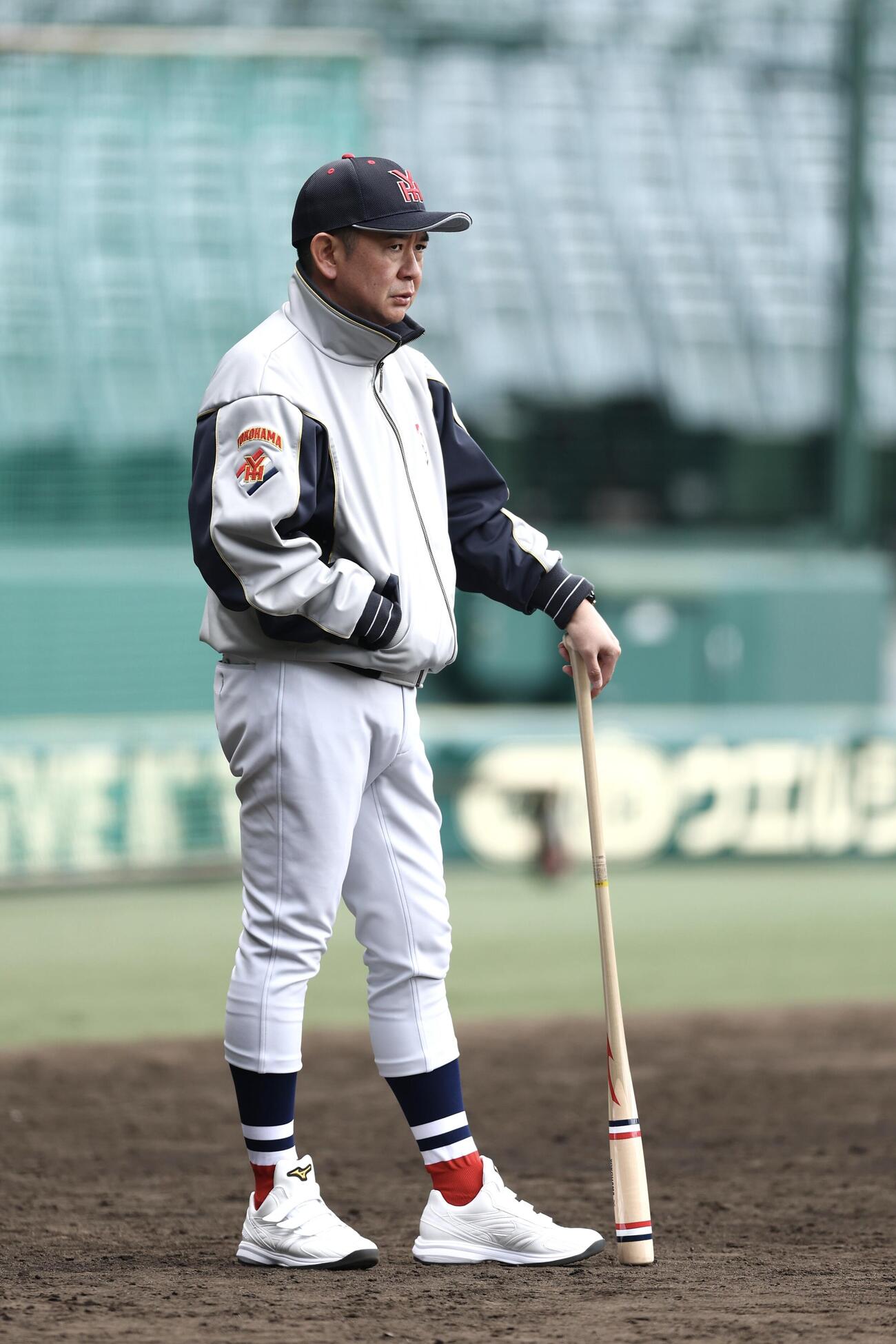 甲子園球場での練習を見守る横浜・村田監督（撮影・前田充）