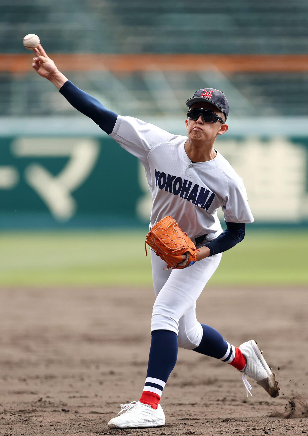 甲子園球場で投球練習を行う横浜・織田（撮影・前田充）