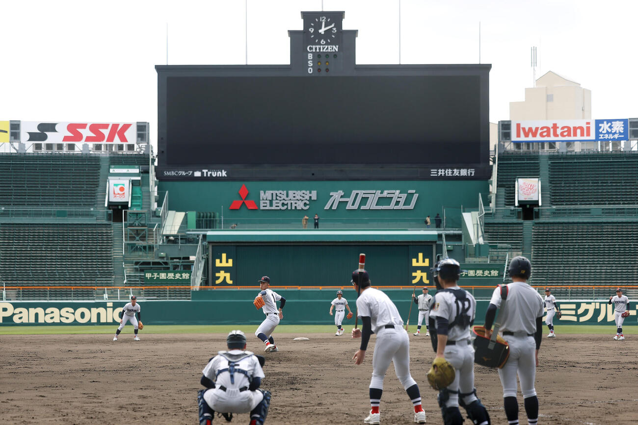 甲子園球場で練習を行う織田（左から3人目）ら横浜の選手たち（撮影・前田充）