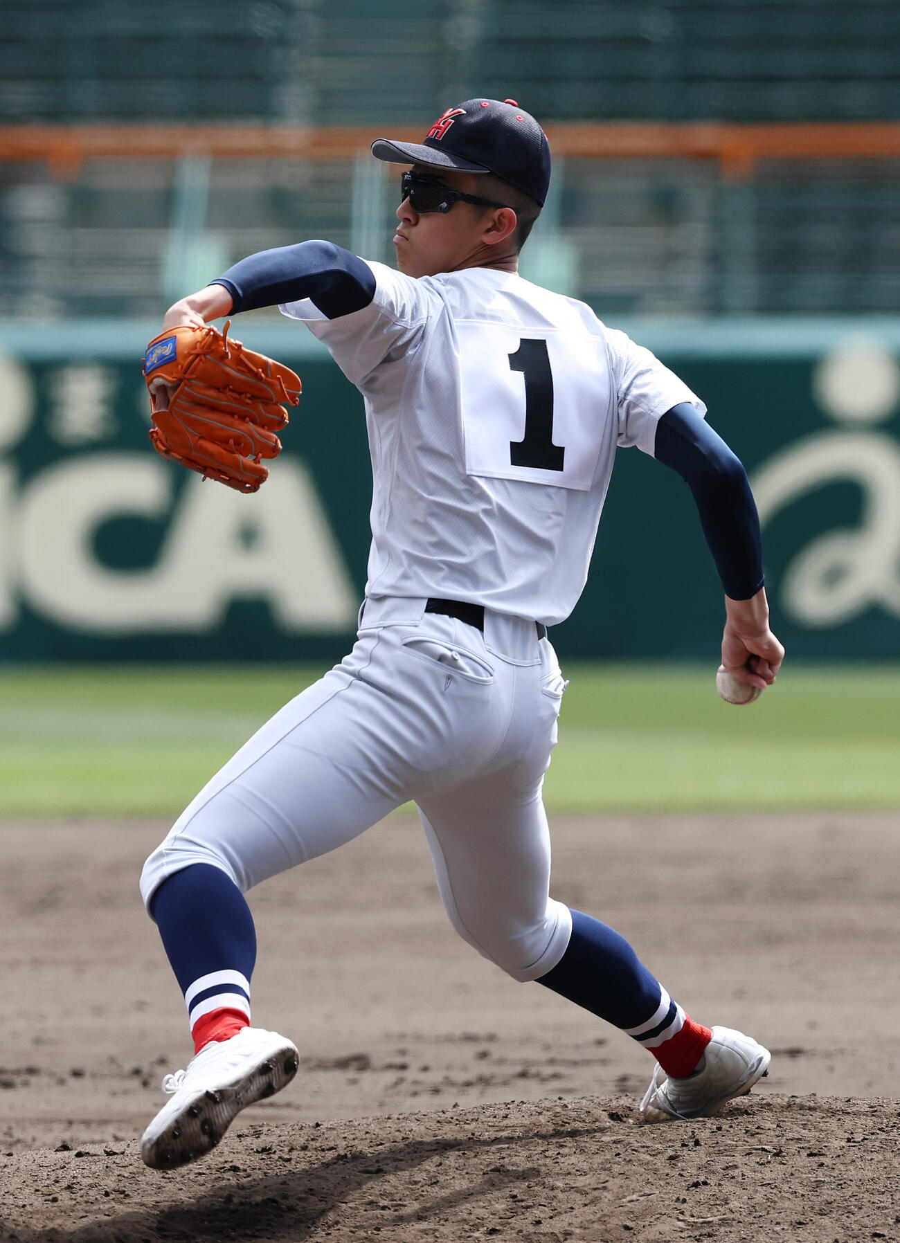 甲子園球場で投球練習を行う横浜・織田（撮影・前田充）