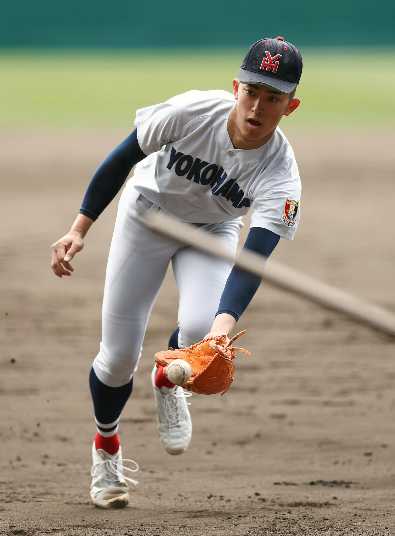 甲子園球場での練習でノックを受ける横浜・織田（撮影・前田充）