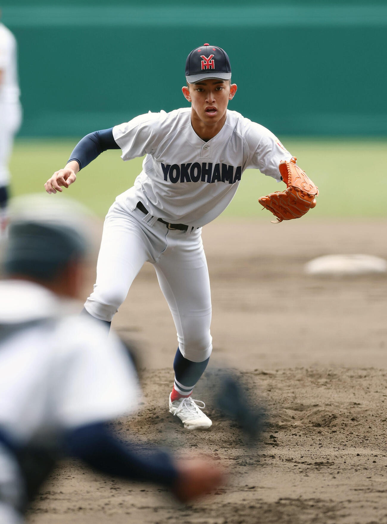 甲子園球場での練習でノックを受ける横浜・織田（撮影・前田充）