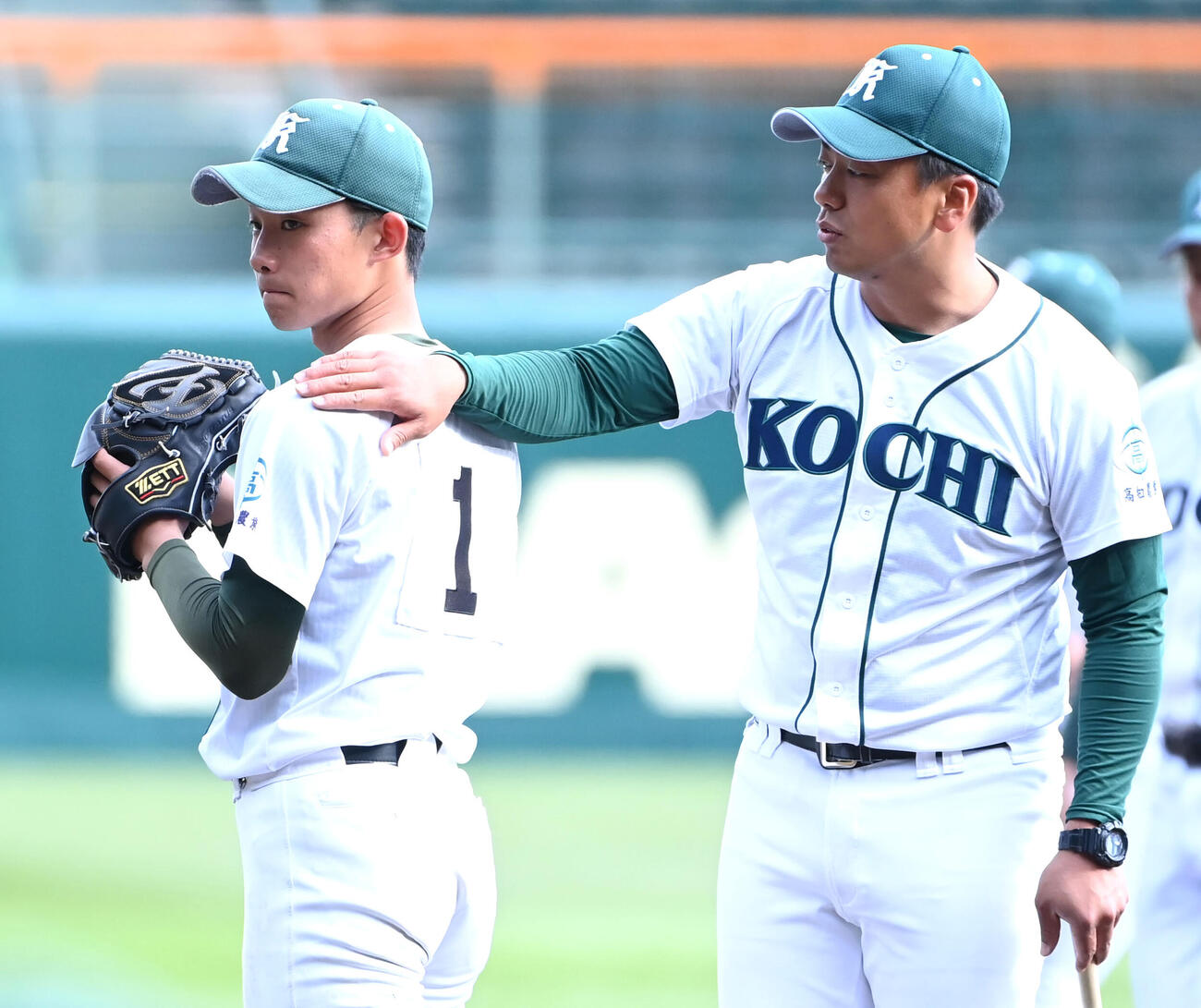 高知農・山下蒼生（左）に指導する高知農・下坂充洋監督（撮影・石井愛子）