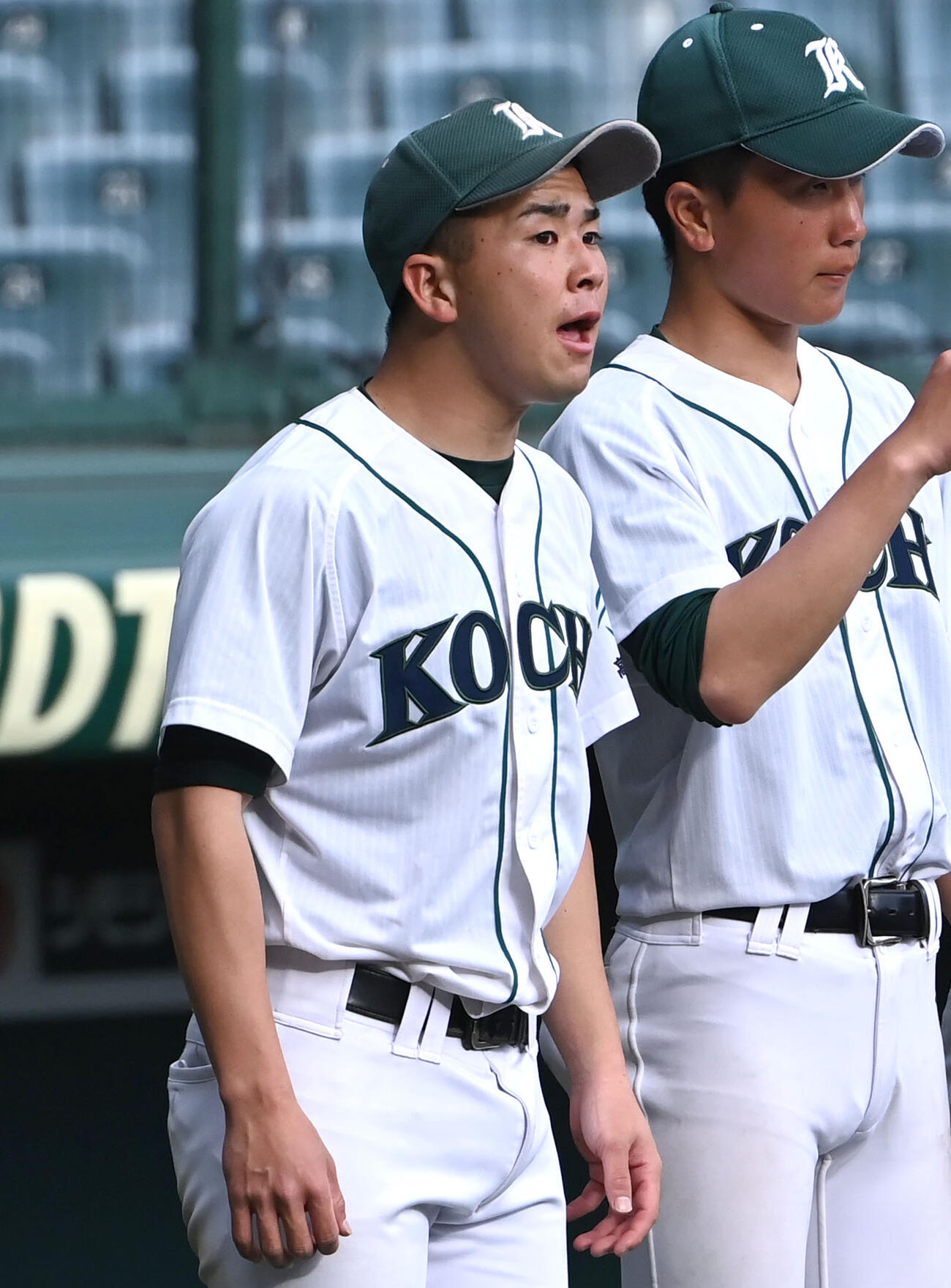 甲子園練習後、整列し声出しをする高知農・杉本仁主将（中央）（撮影・石井愛子）