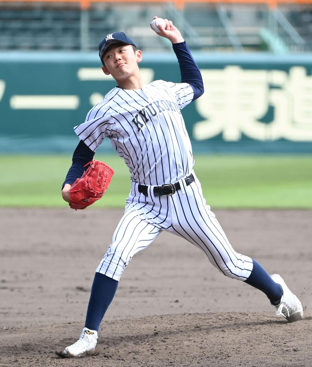 投球練習をする九州国際大付・岩見輝晟（撮影・石井愛子）
