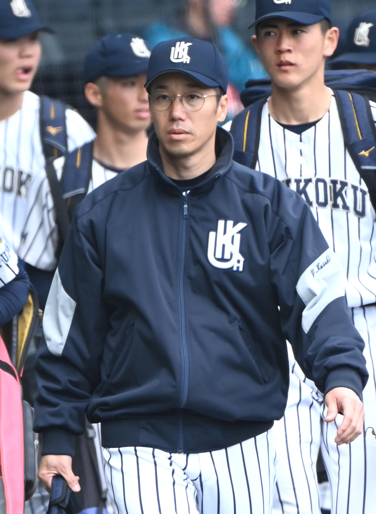 甲子園練習を行う九州国際大付の楠城祐介監督（撮影・石井愛子）