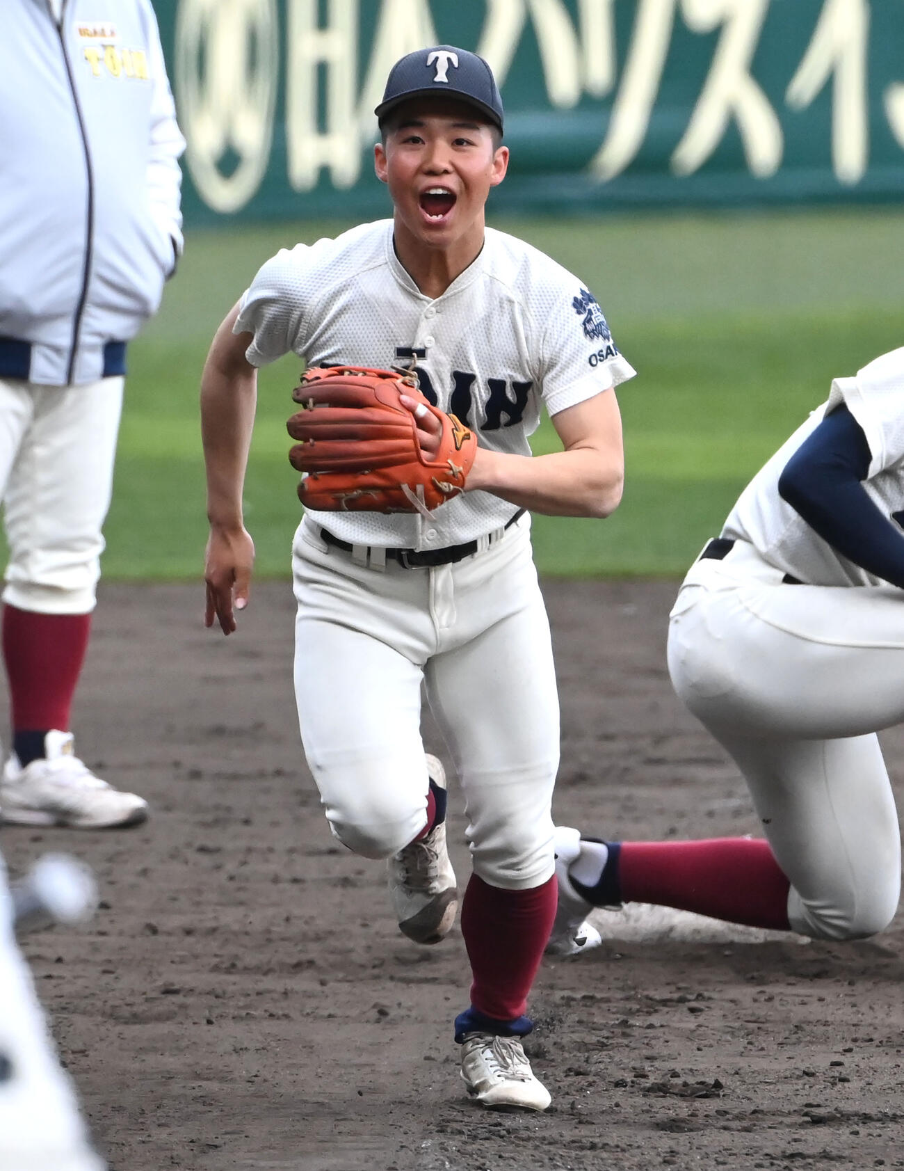 ノックを受ける大阪桐蔭の黒川虎雅主将（撮影・石井愛子）