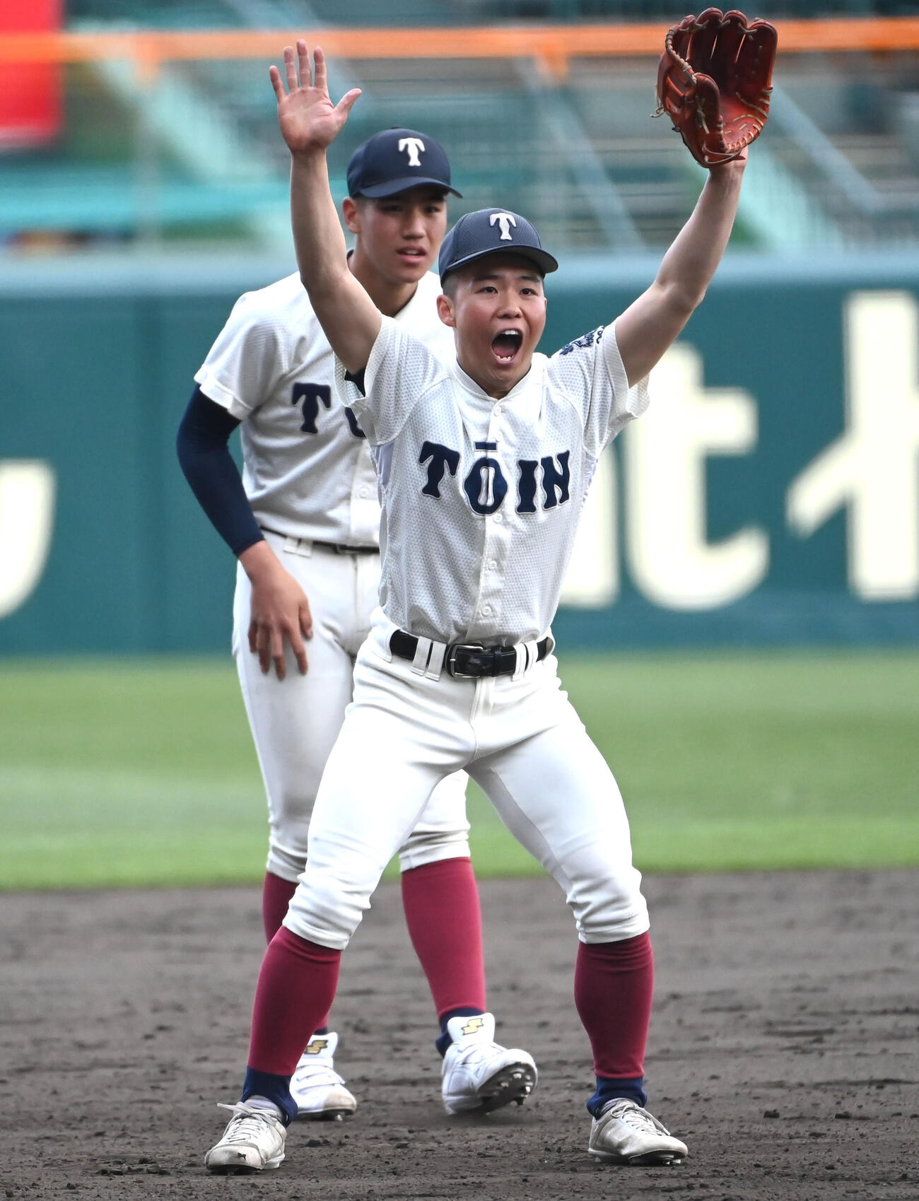 ノックを受ける大阪桐蔭の黒川主将（手前）、中村（撮影・石井愛子）