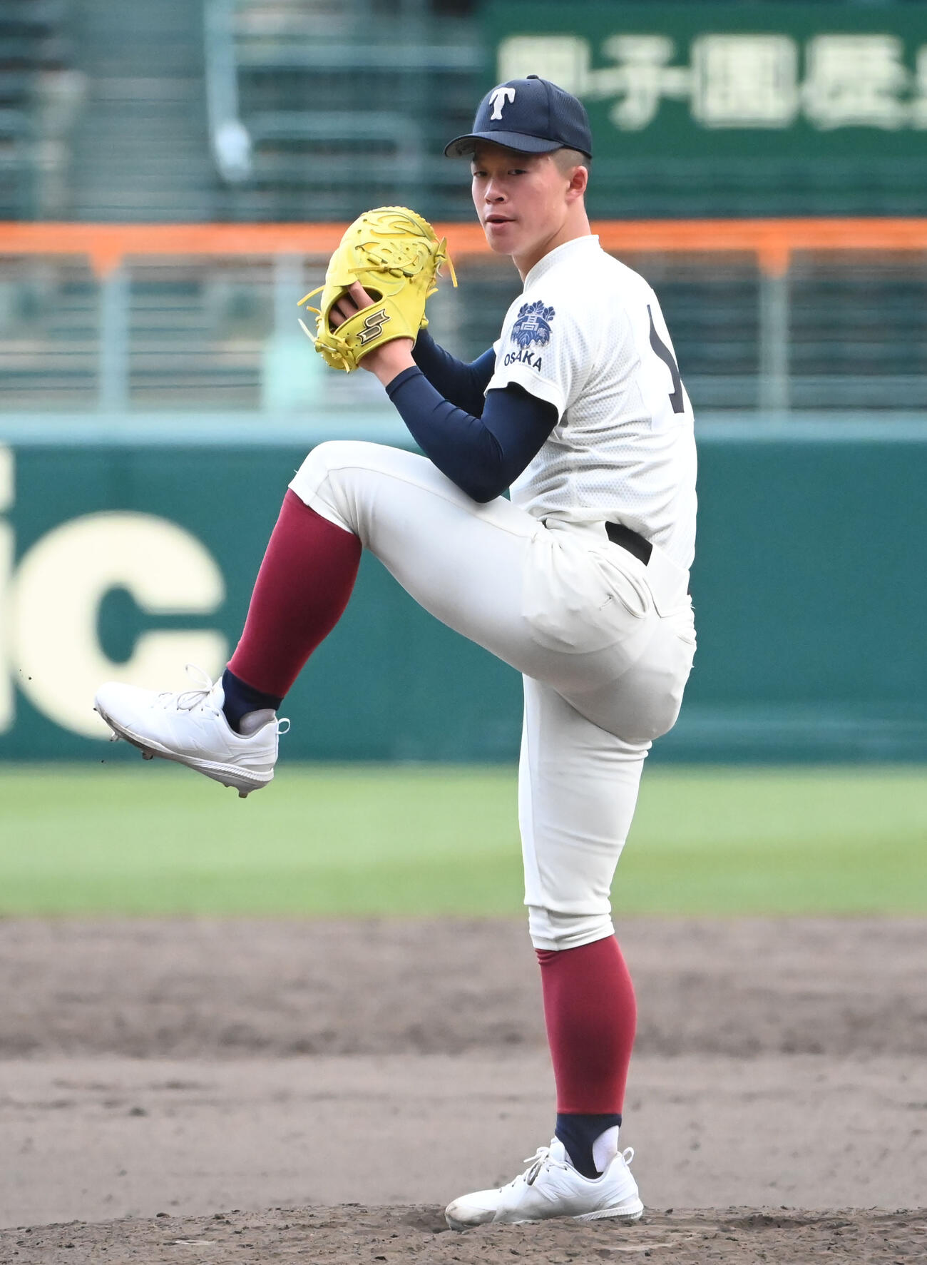 投球練習をする大阪桐蔭・吉岡貫介（撮影・石井愛子）
