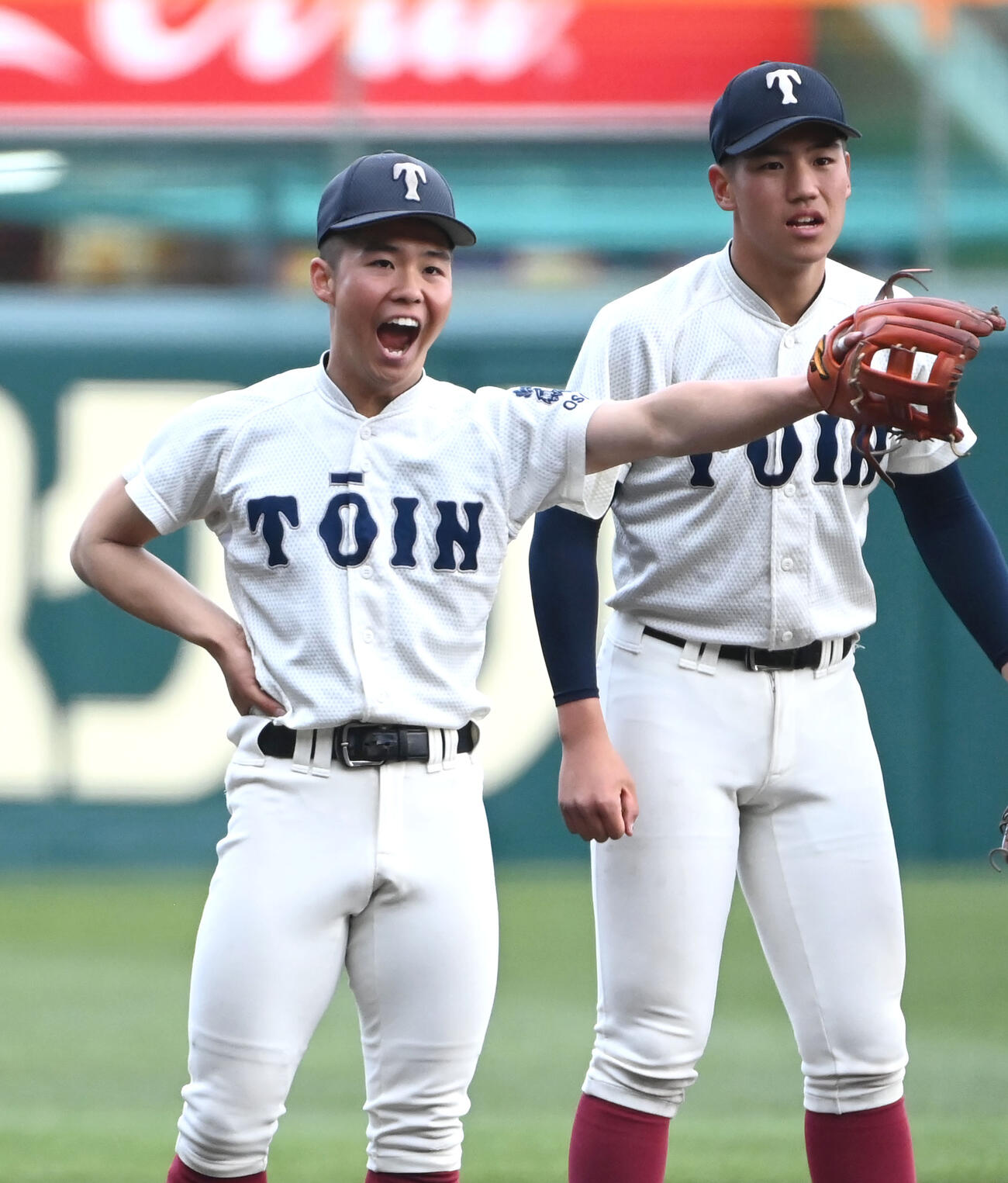 ノックを受ける大阪桐蔭の黒川虎雅主将（左）、中村勇斗（撮影・石井愛子）