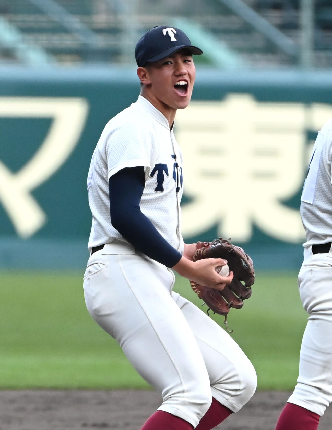 ノックを受ける大阪桐蔭の中村勇斗（撮影・石井愛子）